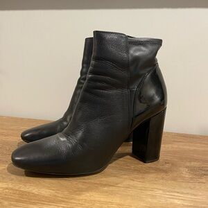 Bottes à talon haut de marque Geox.